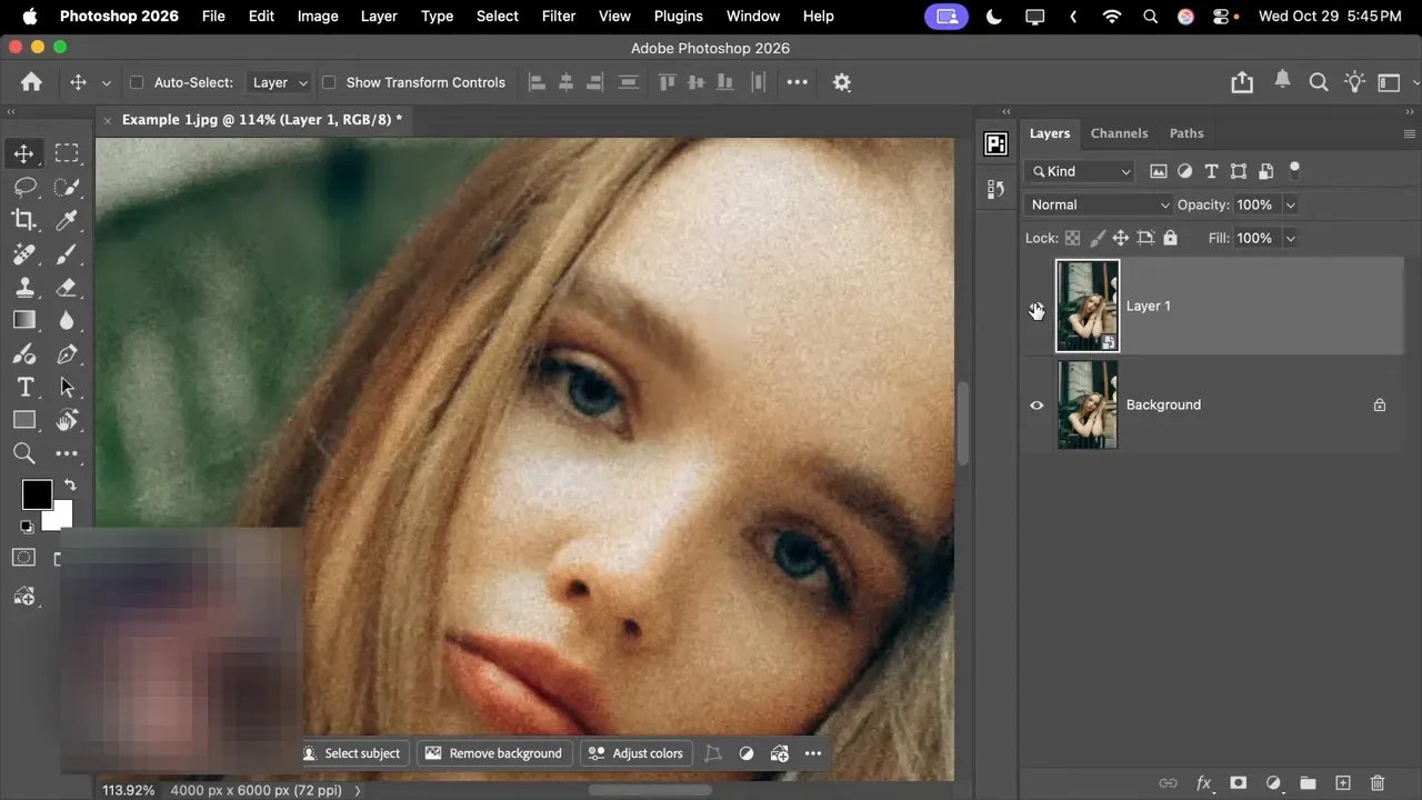 Captură Photoshop close‑up: portret granulant (noise) clar vizibil, cu butoanele Select subject și Remove background afișate.