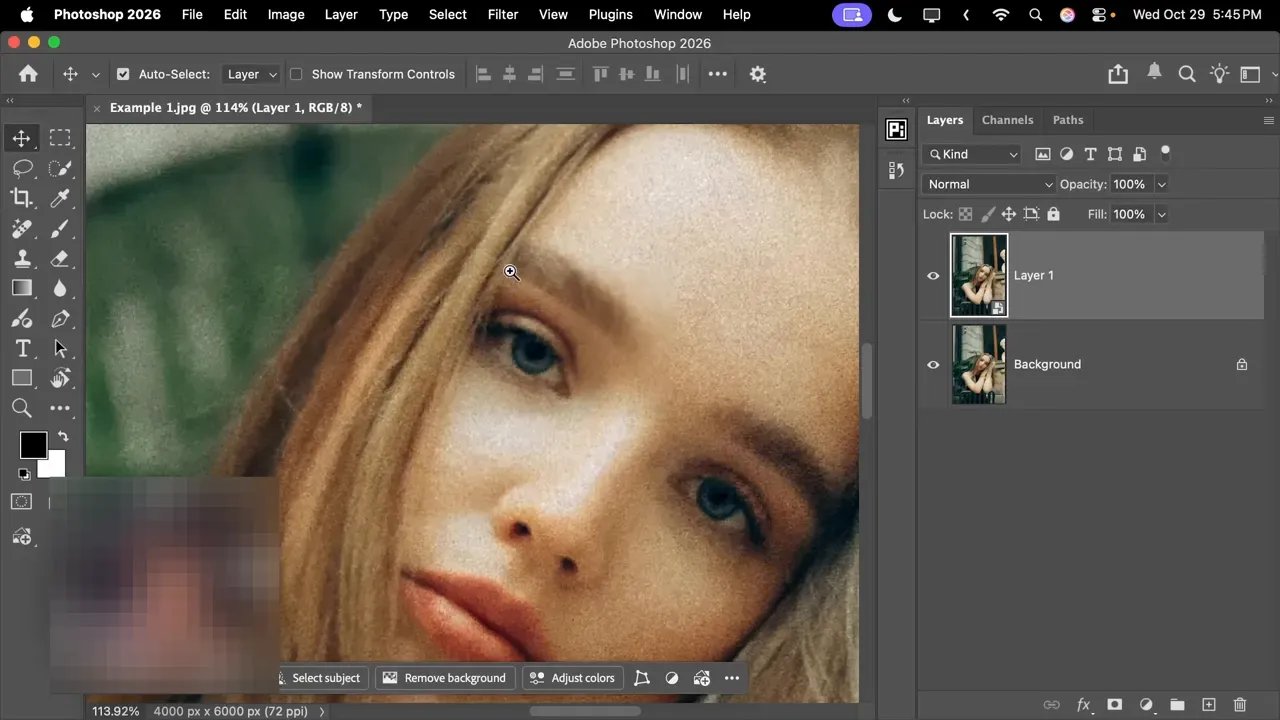 Interfață Adobe Photoshop close-up cu portret zgomotos și panoul Layers arătând 'Layer 1' deasupra 'Background' — exemplu pentru AI Denoise integrat.