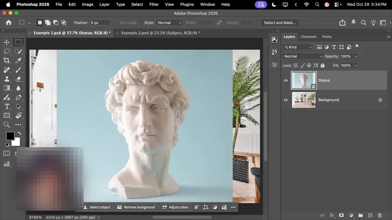 Interfață Photoshop cu o statuie plasată într-o cameră, panoul Layers vizibil și butoanele de Select subject / Remove background în partea de jos.
