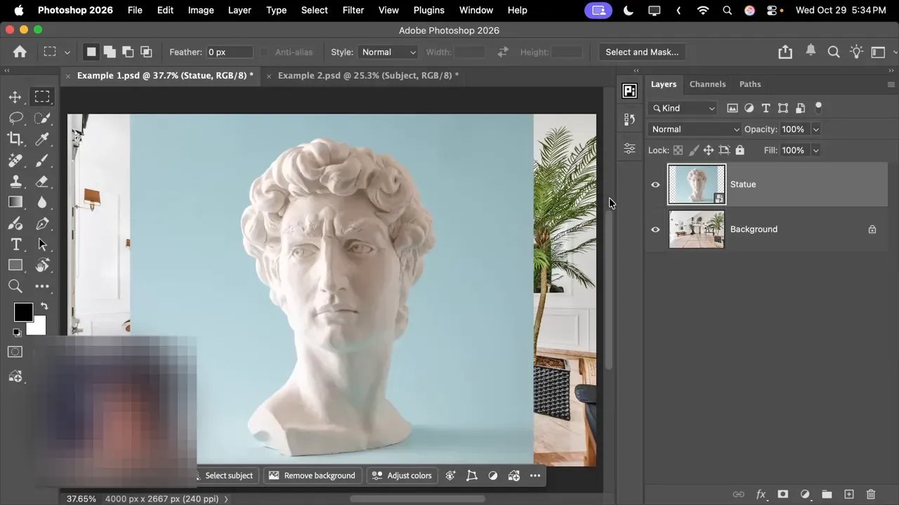 Adobe Photoshop workspace arătând o statuie plasată într-o cameră, panoul Layers activ (layer 'Statue') și bara contextuală cu opțiunile Select subject și Remove background.