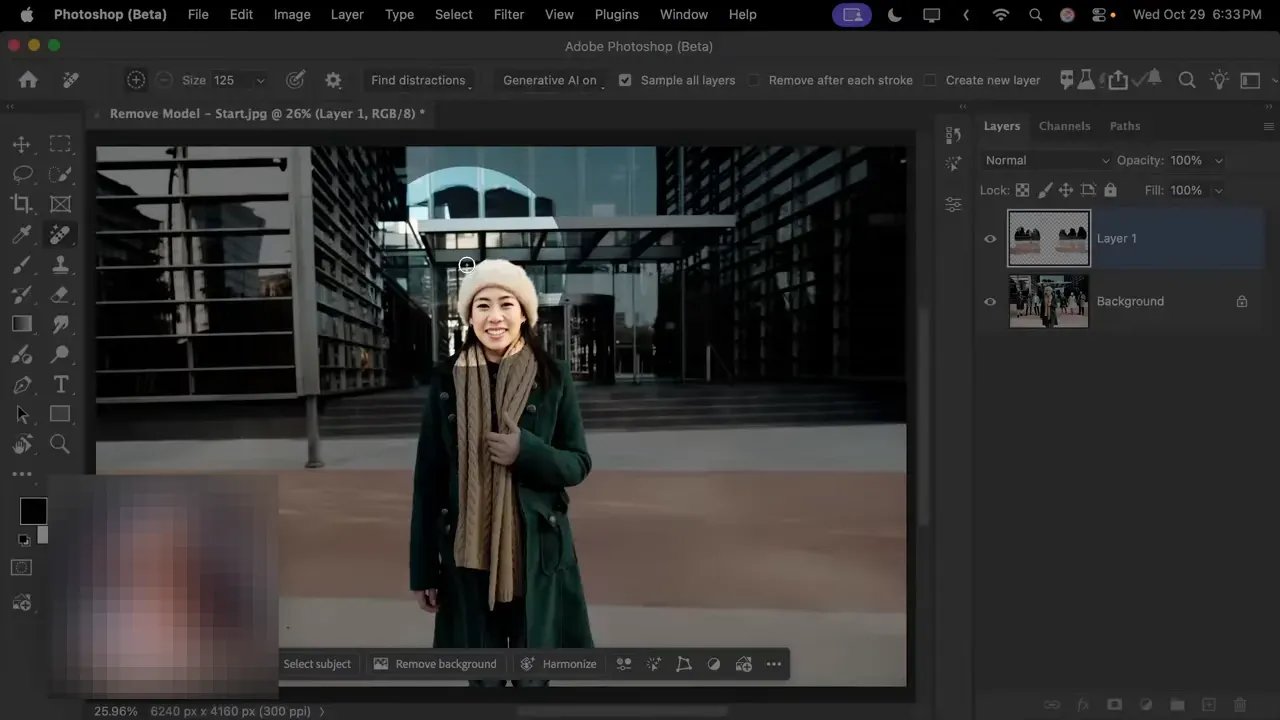 Workspace Photoshop cu subiectul în prim-plan și fundal curățat după Remove Tool 3, panoul Layers vizibil.