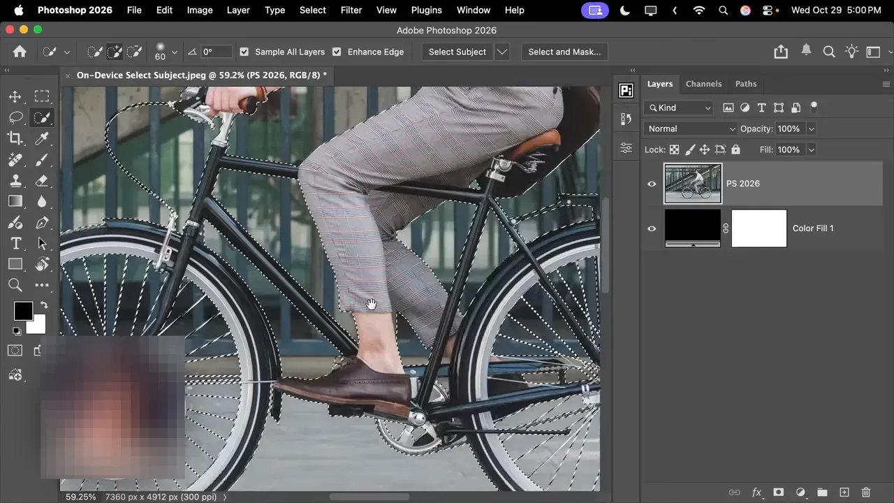 Photoshop Select Subject on-device: selecție vizibilă în jurul roților, cadrului și piciorului bicicletei
