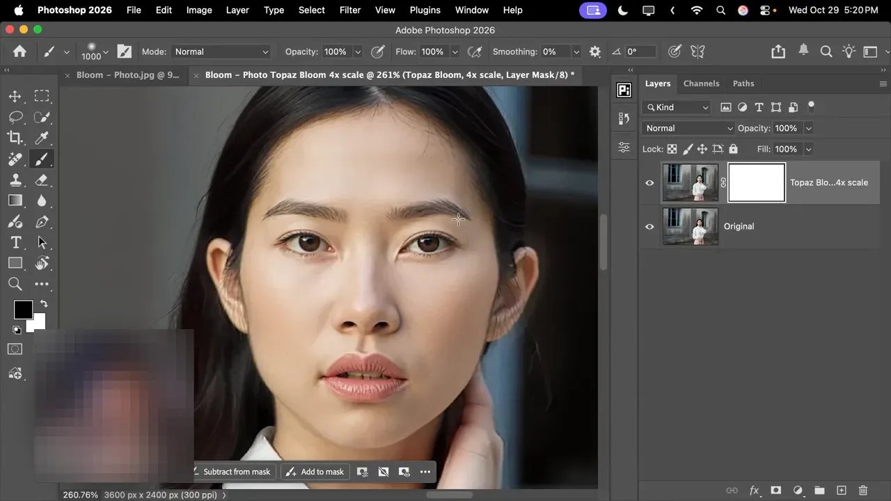 Prim-plan clar al unui portret în Photoshop upscalat cu Topaz Bloom 4x, detaliu facial bine definit şi panoul Layers vizibil.